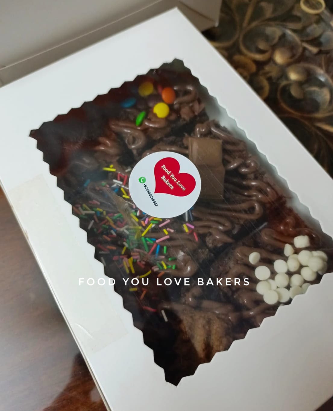 6 pieces Fudge Brownie Box with Toppings