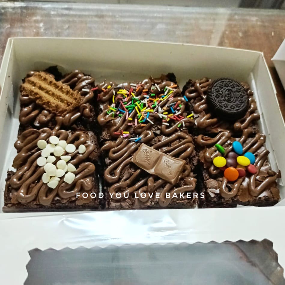 6 pieces Fudge Brownie Box with Toppings